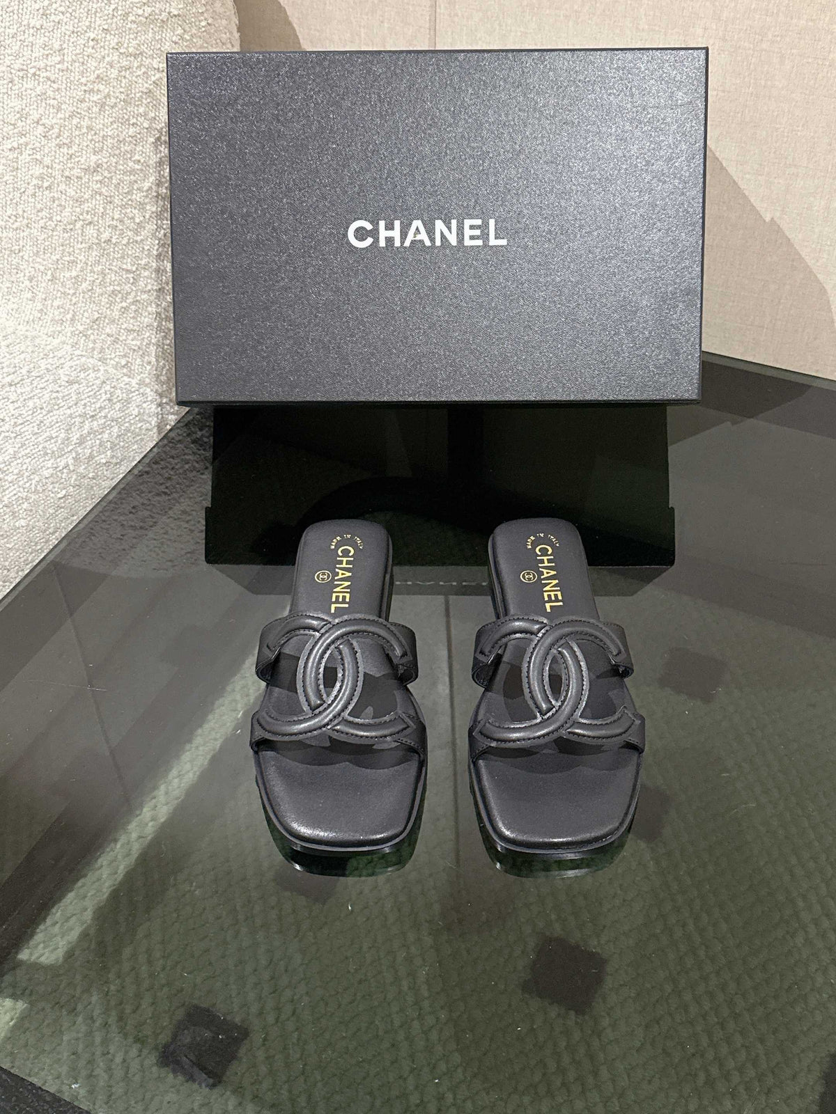 BLACK MINIMALIST SLIDE SANDALS