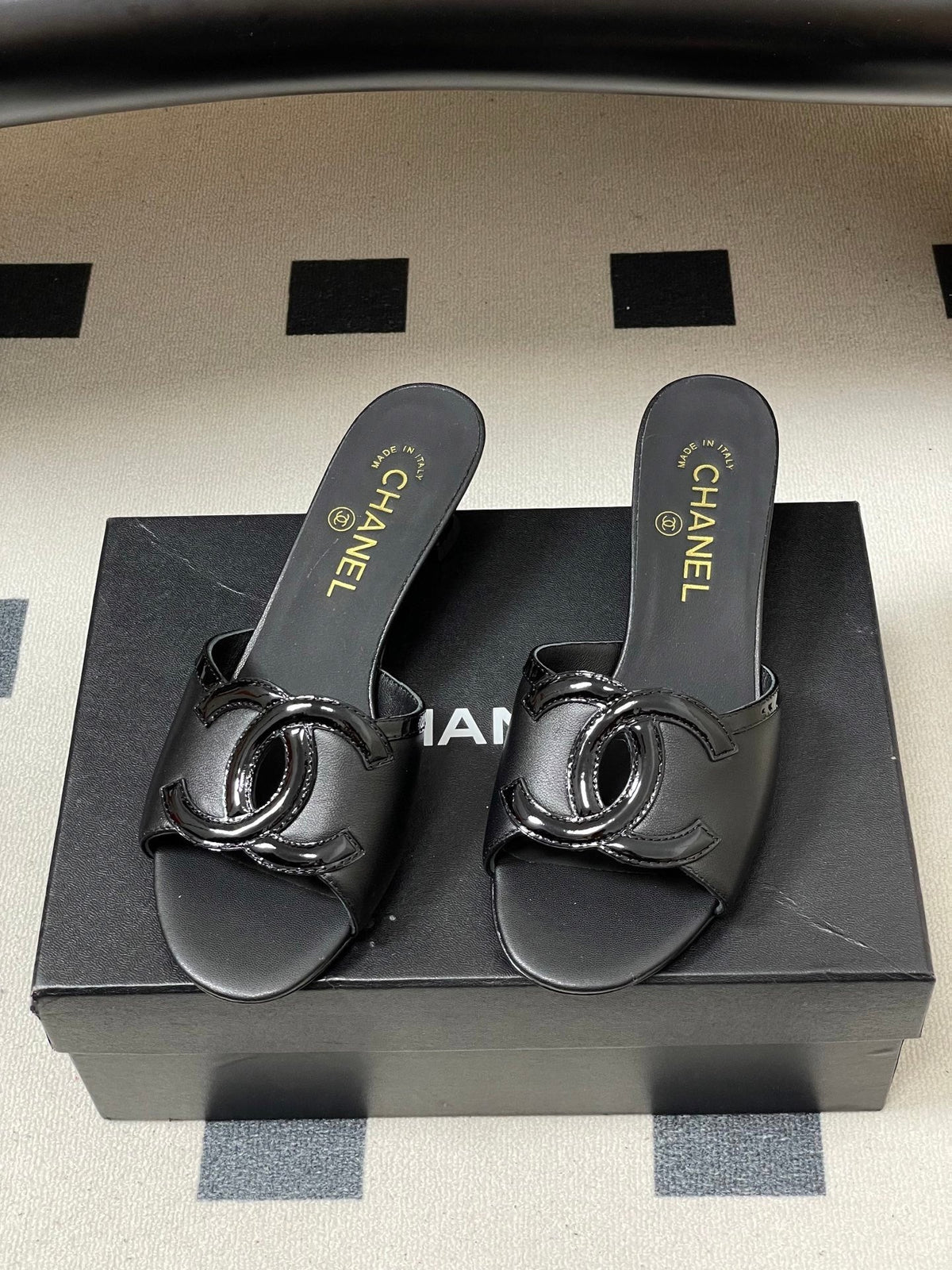 BLACK LOW HEEL MULE SANDALS